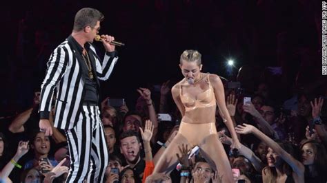 El Baile Er Tico De Miley Cyrus En Los Premios Mtv Desata Pol Mica En Las Redes Sociales Cnn