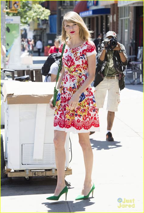Everything Is Coming Up Rosy For Taylor Swift Photo 687909 Photo