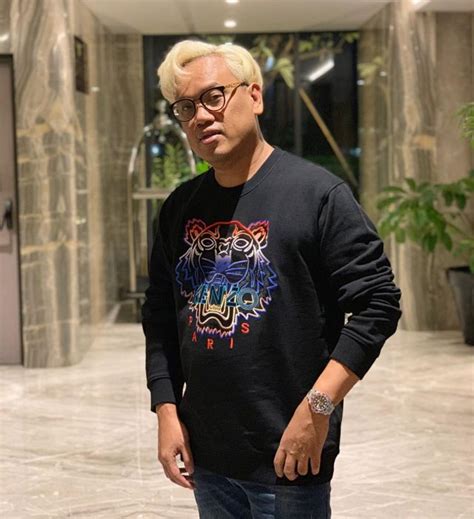 His birthday, what he did before fame, his family life, fun trivia facts he starred in the 2003 drama film cinta 24 karat and hosted several shows such as uya emang kuya. Simpang Siur Soal Gimik Akhirnya Terjawab, Uya Kuya Akui ...