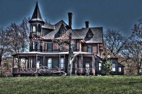 This History Of This Haunted Mansion In New York Is Truly Twisted