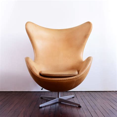 In the 1960s, an egg chair craze took hold of the design world thanks to danish designer arne jacobsen. Egg Chair Designed By Arne Jacobsen | Egg chair, Pink desk ...