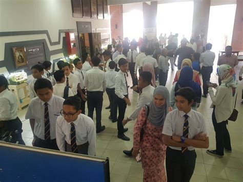 Menyelami kehidupan remaja sekolah menengah yang penuh keseronokan dan kenakalan. Pelajar Sultan Alam Shah Putrajaya Sujud Syukur Di Padang ...