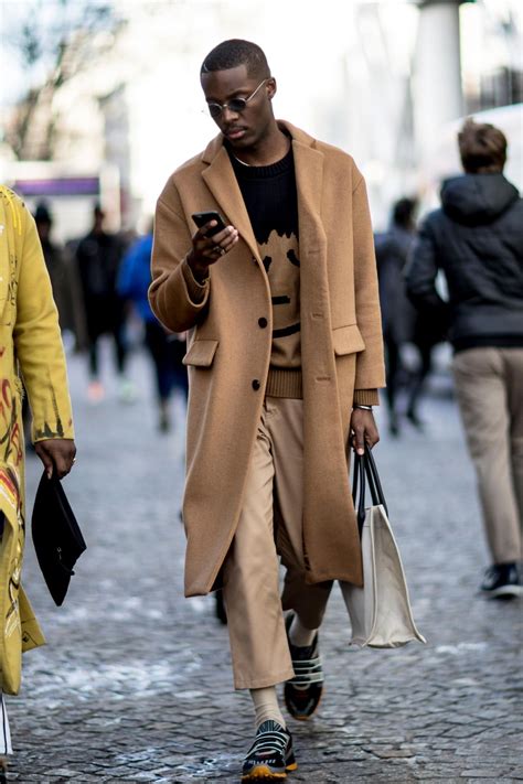 The Street Style Crowd At Paris Mens Fashion Week Brought Back The Bucket Hat Moda Para