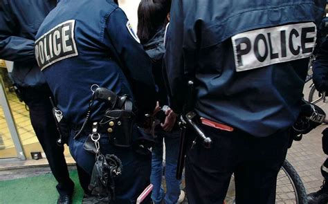 Policier Frapp Lyon Trois Personnes Dont Deux Mineurs Mises En