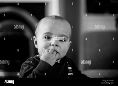 Kleiner Junge Kauen Seine Finger Seine Zähne Zu Beruhigen Stockfotografie Alamy
