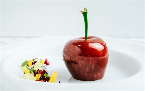 A contemporary art gallery helps young artists to promote all over the world. Barcelona Premium | Caelis
