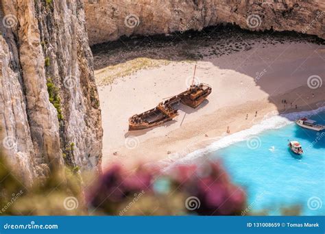Navagio Strand Mit Schiffbruch Und Blumen Auf Zakynthos Insel