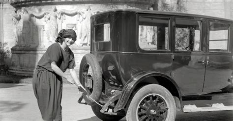 20 Stunning Vintage Photographs of Women Posed With ...