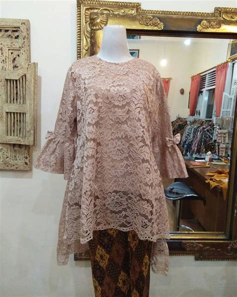 Model baju kodok wanita adalah salah satu motif kenangan atau peninggalan trend baju jaman dulu sekitar 60s an. 52 Info Baru Baju Atasan Wanita Buat Kondangan