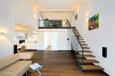Vom haus mit mehr als 400m² wohnfläche, einem leuchtturm, verschiedensten ferienhäusern bis hin zum. Wohnzimmer offene Holz-Treppe mit Galerie - Innenraum ...
