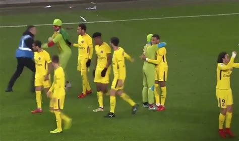 Germain ein ganz besonderes geschenk überreicht. Ninja Turtles invade pitch to celebrate with Kylian Mbappe