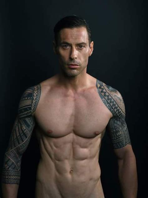 In this fitness guide for men over 40 we break down multiple workout routines to get you stronger, build strength and get super lean. Cover Model Bodyweight workout routine