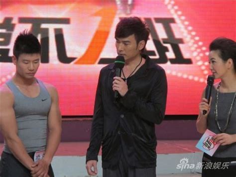 张庭 谢祖武 俞小凡 焦恩俊 罗嘉良 邱心志 邵昕 何如芸 n娜 陈孝萱 翁家明 尹宝莲 顾冠忠 乾德门 彭伟华 杨宝玮 康殿宏. 焦恩俊做客《非常不一班》遭阿雅现场袭胸(图)_影音娱乐_新浪网