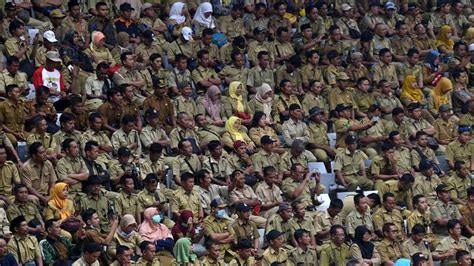 Pp kenaikan gaji pokok pns 2019 pun menurut direktur jenderal anggaran kemungkin besar baru terbit pada bulan maret 2018. Jelang Lebaran, Ribuan Perangkat Desa Belum Terima Gaji ...