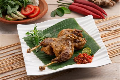 Layaknya orang betawi kebanyakan yang jago berbalas pantun, mpok lani pun aktif melestarikan budaya berpantun lewat komunitas palang. LimaKaki: Aneka Ragam Kuliner khas Indonesia yang Pas ...