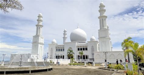 Masjid Agung Oesman Al Khair Masjid Terapung And Ikon Wisata Religi Kayong Utara Borneo Id