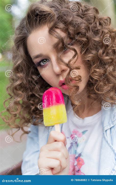 Belle Fille Avec Bouclé Avec Lèvres Sexy Nues Mangeant La Crème Glacée