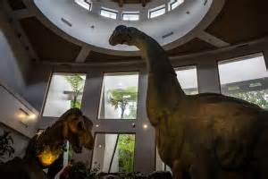 In the jurassic park discovery center (modeled after the same building from the films), guests can control their own dinosaur animatronics, watch a raptor egg hatch, play interactive game show style trivia, and learn. Jurassic Park Discovery Center at Universal's Islands of ...