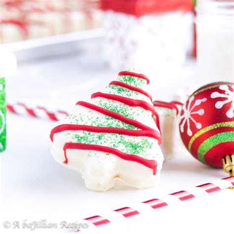 I love those little debbie cakes that are in the shape of trees at christmas. Christmas Tree Snack Cakes (Little Debbie Copycat) - A baJillian Recipes