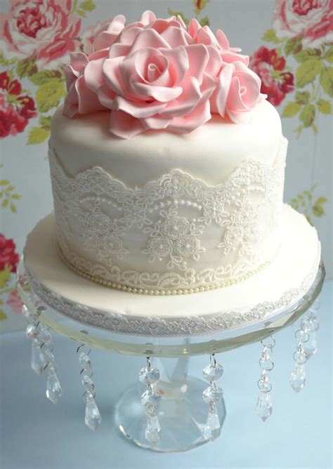 Biskuitschichten mit buttercreme, dekoriert mit scheiben mandarinenschokolade und minze. 60. geburtstag kuchen-Bild von Hely auf Backen/Dekoration ...
