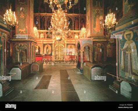 Interior de la Catedral de San Miguel Arcángel en el Kremlin de Moscú