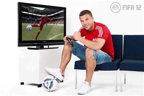 Eingemummelt in winterliches schneeoutfit verbrachte der weltmeister den jahreswechsel auf der piste. Lukas Podolski ( FIFA12 ) | Deutsche nationalspieler ...