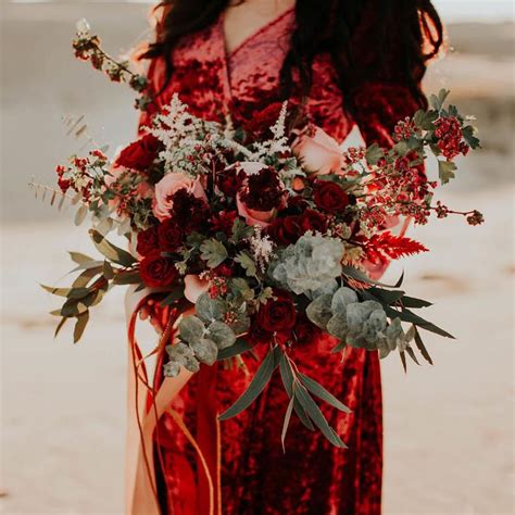 27 Romantic Red Wedding Bouquets