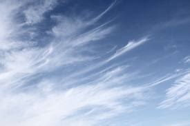 Chmury powstają na różnych wysokościach, przyjmują różne kształty i. Meteo serwis: Rodzaje chmur.