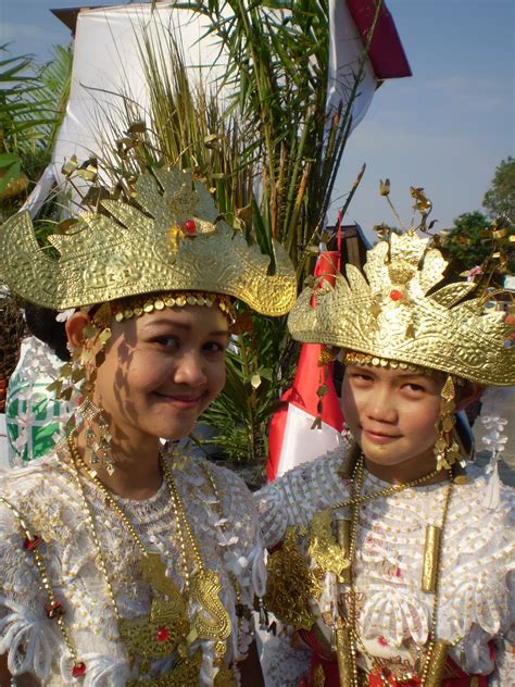 Bikin ngakak terbaru 2018 ada hal yang paling mengesankan ketika sedang menikmati alur cerita yang ada dalam sebuah serita yang lucu dimana ada satu peran yang seolah masuk ke dalam alur cerita tersebut yang seolah oleh diri kita menjadi pemaian yang diceritakannya sehingga secara tidak sadar itu akan membuat kita tertawa terbahak. Erine Nurmaulidya: KAMUS BAHASA LAMPUNG