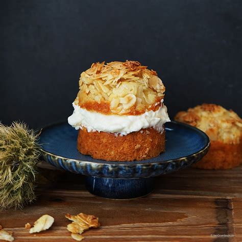 Zutaten 4 ei(er) 200 g zucker 100 g mehl 1 tl backpulver für die füllung: Bienenstich-Törtchen mit Sahne-Pudding-Crème | Bienenstich ...