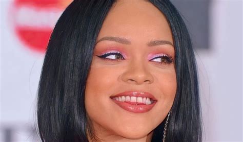 Rihanna Modela Sus Encantos Con Actitud En Mini Bañador Blanco