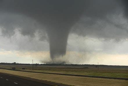 Oamenii au reușit să surprindă imagini spectaculoase. EH 361: Rare Tornado?