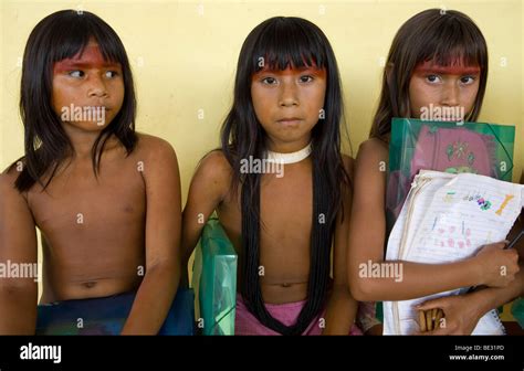 los niños indios de xingu ir a la escuela construida en la aldea por el ministerio de educación