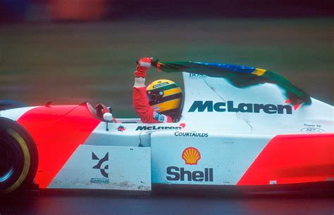 วอลเปเปอร์ Ayrton Senna Mclaren Mp4 บราซิล ธง สูตร 1 แข่งรถ หมวกนิรภัย 1961x1270 Pc7