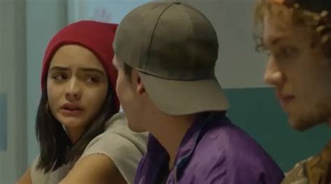 A talented young reggaeton music composer from medellín, colombia, gets wrongly imprisoned in new york, usa, with all her music work stolen and her family murdered. La Reina del Flow Capitulo 2 | Series Colombianas