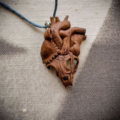 Вот такое необычное сердце вышло из ореха Или это всё таки череп А