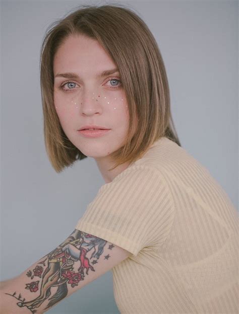 Tatuadora Russa Sasha Unisex Faz Sucesso Com Tattoos Temporárias