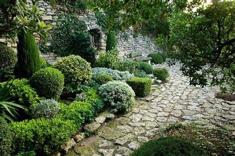 Gardens is an up to date edition of de vésian's bestselling 2011 monograph, with a new postface describing de vésian's influence on the art of gardening. mediterranean style garden by nicole de vesian, photo by ...