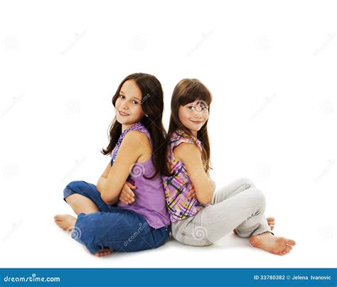 Portrait De Deux Petites Filles S Asseyant De Nouveau Arri Re Et Au