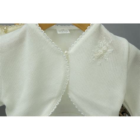 Un petit nœud en satin à faire sur le devant. Gilet de cérémonie bébé fille forme boléro en blanc ou ivoire.