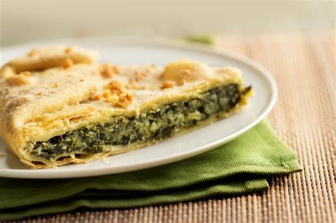 Assieme al brie, aromatizzato da pepe e noce moscata, fanno un ripieno davvero goloso per la pasta sfoglia che lo contiene. Torta salata con bietole e ricotta | Ginger & Tomato