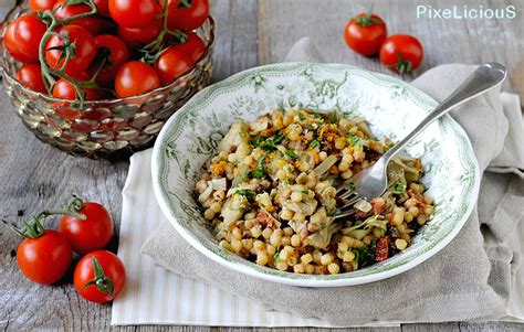 Come cucinare la fregola sarda la fregola sarda , detta anche fregula, è una pasta tipica della sardegna, in particolare della provincia del medio campidano. Fregola Sarda con Carciofi Bottarga e Pomodori