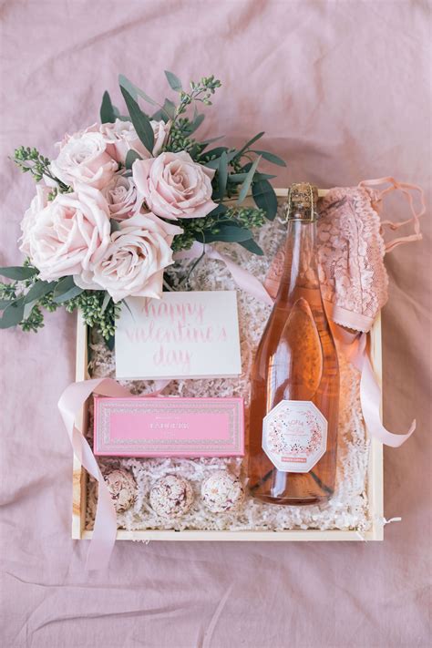 Find the perfect valentine's day gift and make that lovely person in your life feel extra special. The Prettiest DIY Valentine's Day Gift Box | The Blondielocks | Life + Style