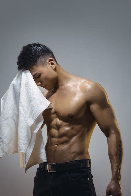 Hombre asiático musculoso cansado en el interior Foto Premium