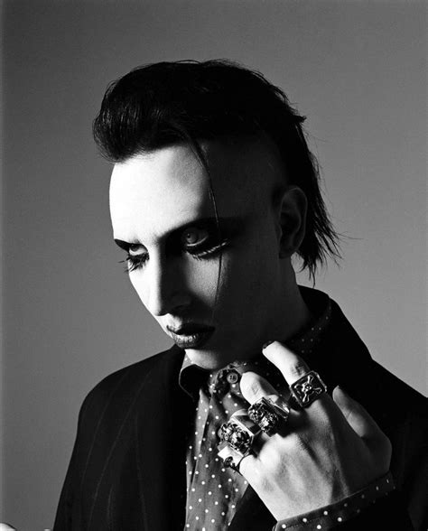 マリリンマンソン 初期 あなたの曲を聴いて自殺する人がいる に対するマリリン ソードアート オンライン 12 アドベンチャー ロマンス ファンタジー アクション ゲーム ハーレム 少年 友情 架空の世界 別の世界への旅 不安 コンピューター