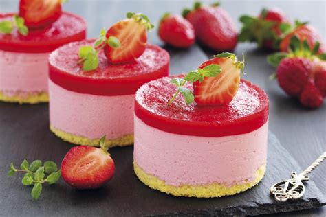 Mousse de fraises sur croûte biscuitée