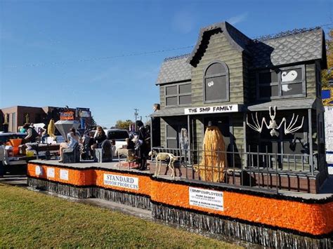 10 Best Us Small Towns To Visit For Halloween Tripstodiscover Small Towns Halloween Town
