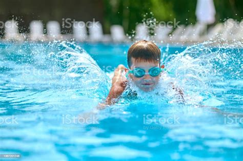 プールで飛び散るゴーグルの少年 プールのストックフォトや画像を多数ご用意 プール 男の子 10歳から11歳 Istock
