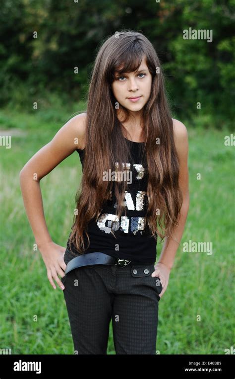 Girl Teen Teenager âge Transition 13 14 15 Ans Brunette Cheveux Longs
