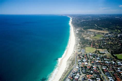 Perth lies along the estuary of the swan river, 12 miles (19 km) above that river's mouth, which forms the inner harbour of neighbouring fremantle. Perth Australien: Reiseführer mit guten Insider-Tipps
